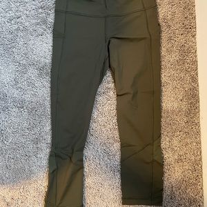 Lululemon high rise cropped leggings in seize 6